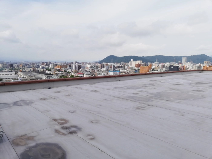 防水層の膨れた屋根